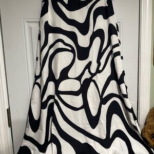 Long skirt printed black and white size large